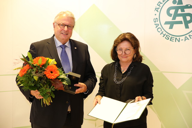 Präsidentin übergibt Professor Fornara die Ehrennadel der Ärztekammer Sachsen-Anhalt